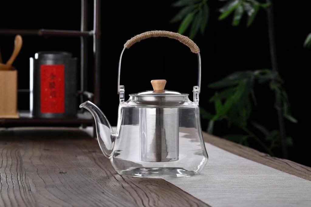 Heat-Resistant Curved Glass Teapot with Infuser